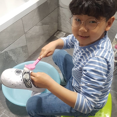 3월 26일 - 스스로 실내화 빨래하는 아들