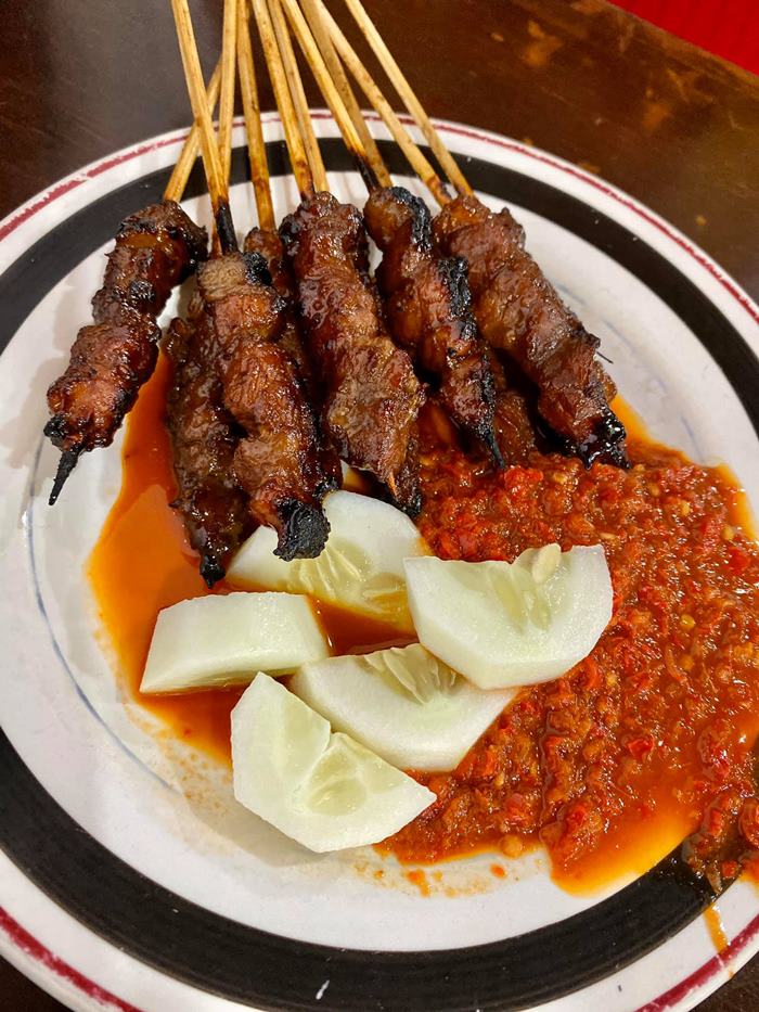  발리 매콤한 돼지 꼬치구이 맛집 - Sate Plecing Arjuna
