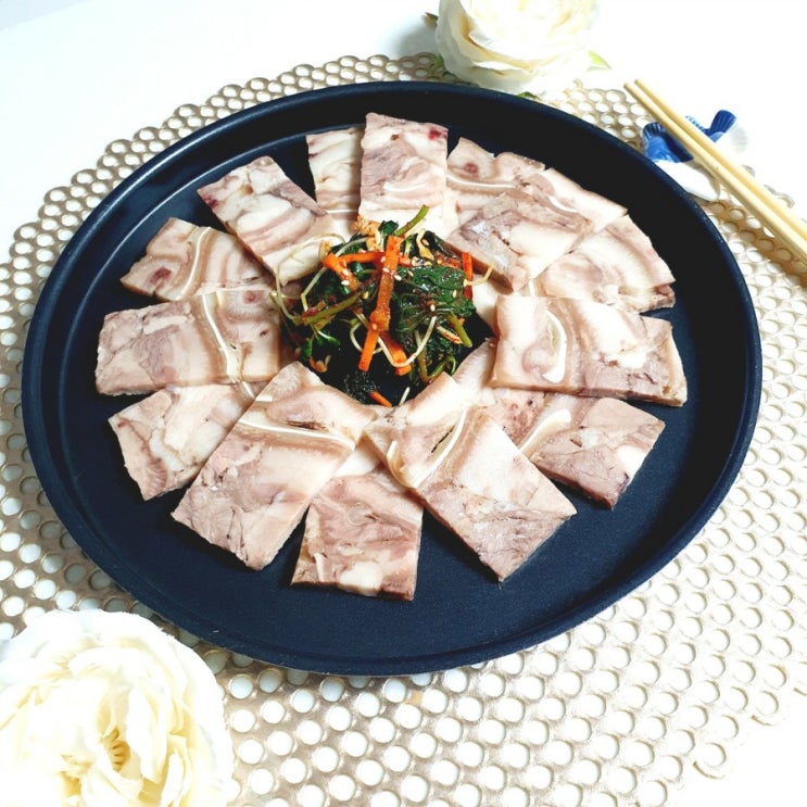  돼지고기머리 편육요리 깻잎나물과 찰떡궁합(슈퍼피그)