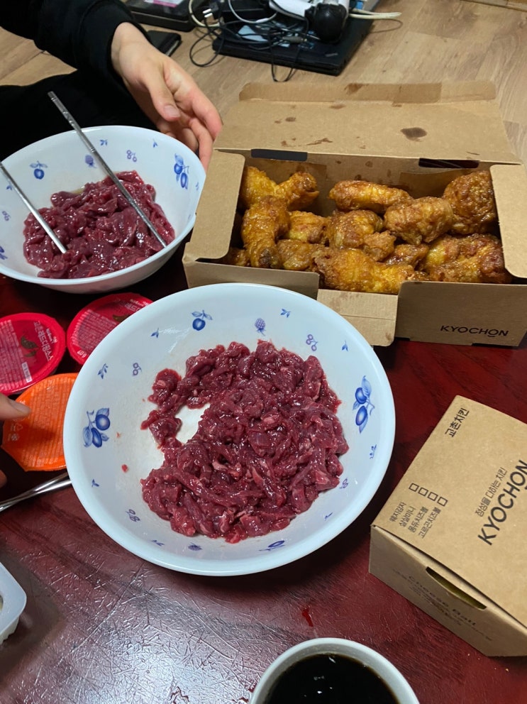 전주 효자동 교촌치킨 허니콤보 웨지감자 전주치킨맛집 교촌최애메뉴 스마트스토어 소잡는구선생 육회 육사시미 육회소스 인터넷육회 인터넷육사시미