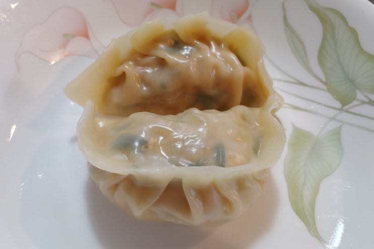 시어버린 김장김치로 김치만두를 만들었어요. (삶는 시간과 만두 빚기) 시어버린 김장김치로 김치만두를 만들었어요. (삶는 시간과 만두 빚기)