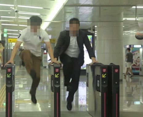  무임승차후 죽일듯이 옆에 앉아 앞장 다 못봤다고 쳐다보는 일촉즉발 상황 분위기 안좋음
