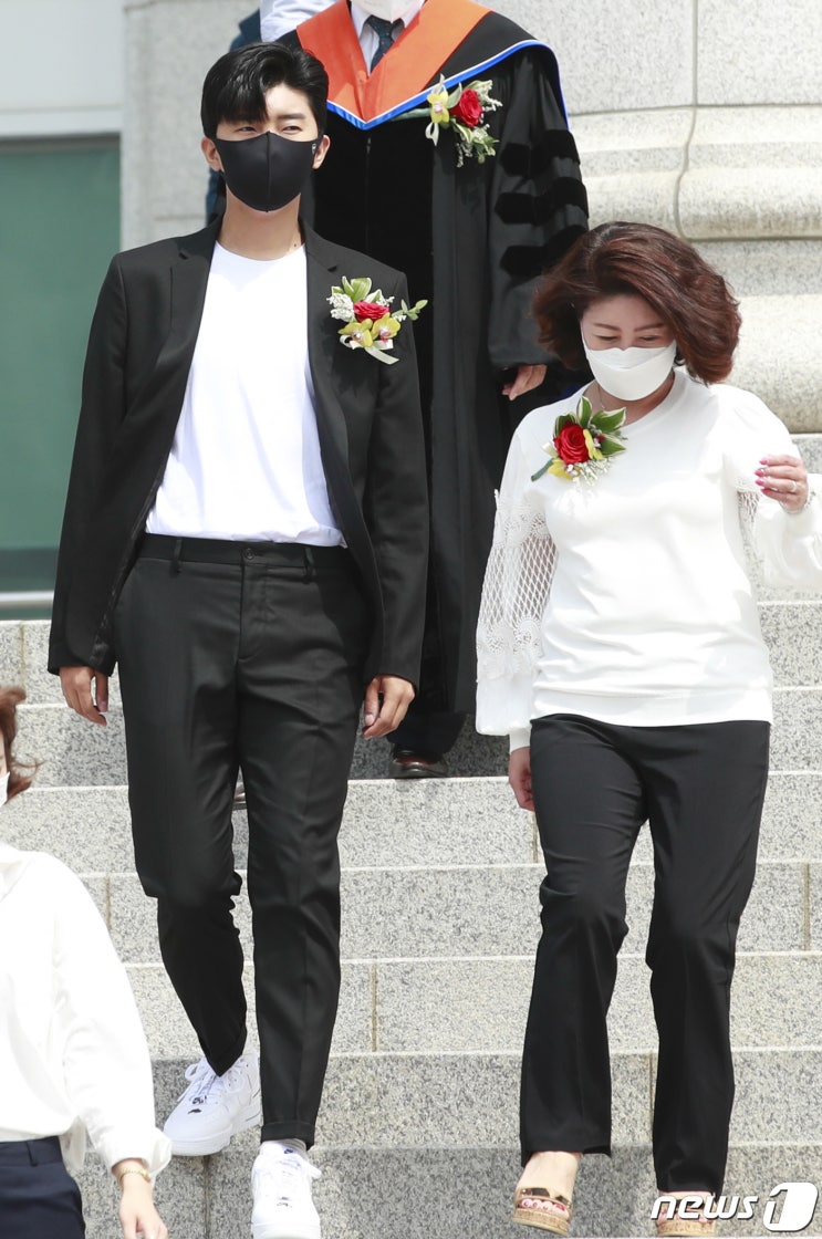  임영웅 나이 노래 군대 결혼 여자친구 가족 고향 아버지 엄마 미용실