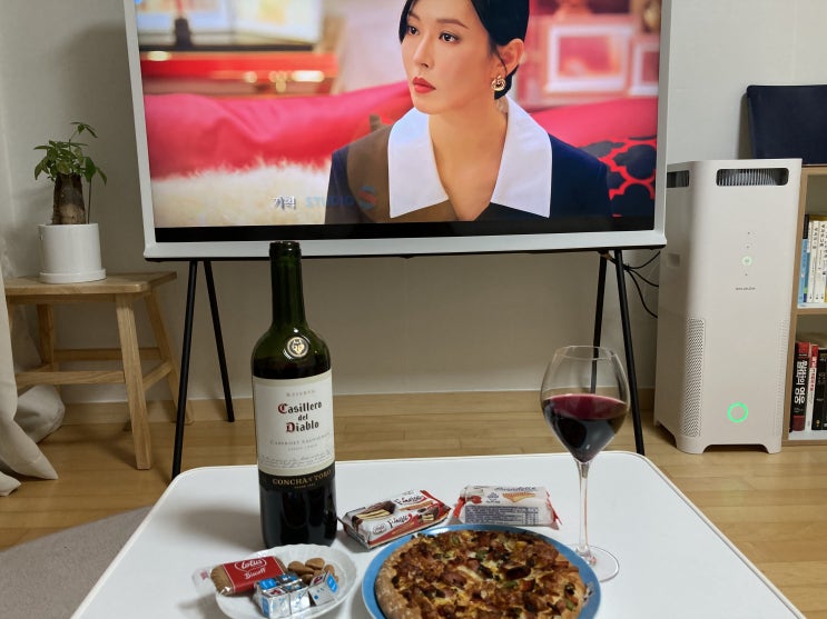 와인에 혼자 먹기 딱 좋은 오뚜기 콤비네이션 피자 와인에 혼자 먹기 딱 좋은 오뚜기 콤비네이션 피자