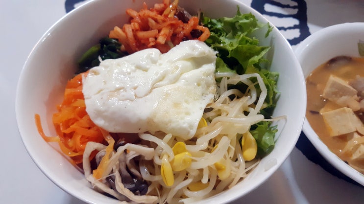 오늘은 반찬가게를 활용한 비빔밥 ft. 달걀후라이와 차돌된장 오늘은 반찬가게를 활용한 비빔밥 ft. 달걀후라이와 차돌된장
