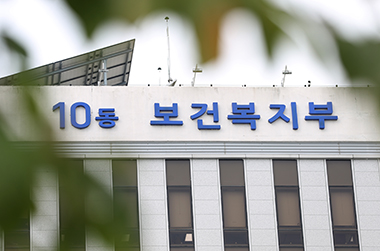 사각지대 저소득층 80만가구에 50만원씩 생계지원 사각지대 저소득층 80만가구에 50만원씩 생계지원