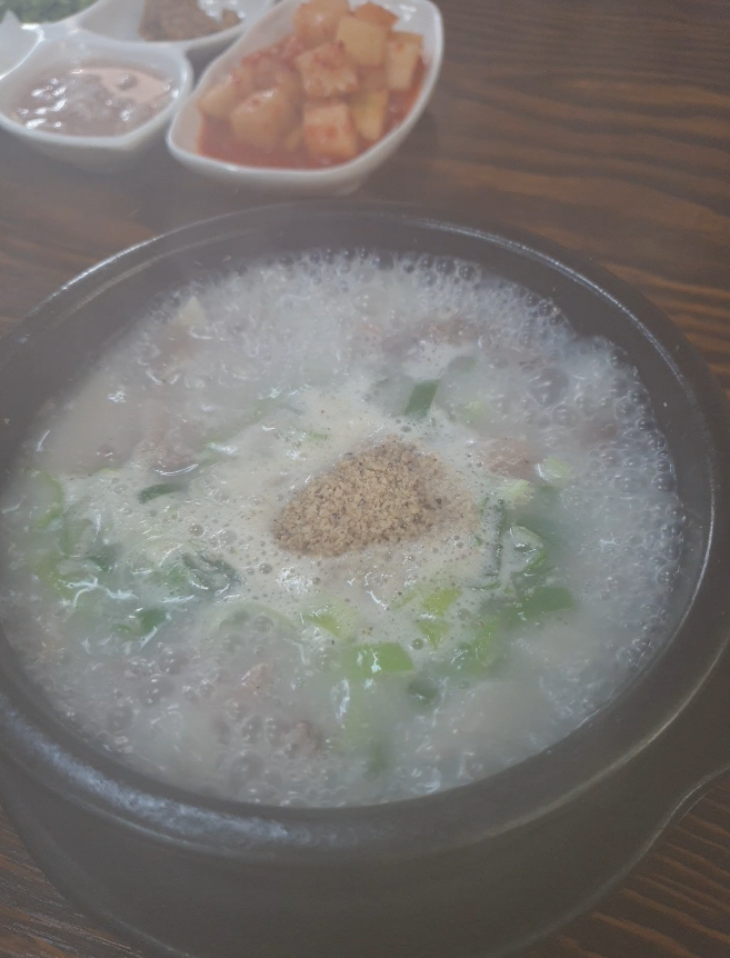  뭔가 점심은 묵직한것이 땡길때 : 풍기족발의 돼지국밥