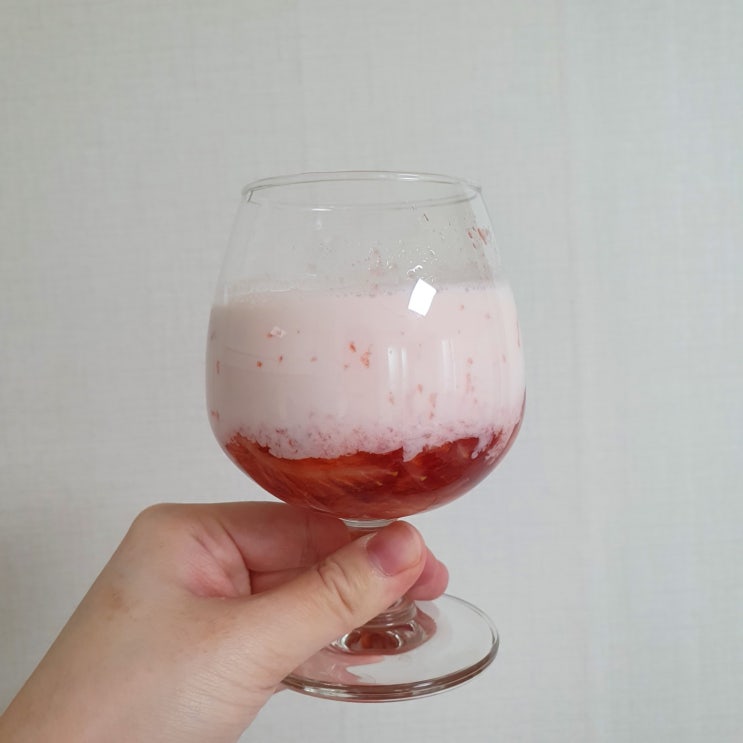 [딸기라떼] 간단한 생딸기우유 만들기 레시피