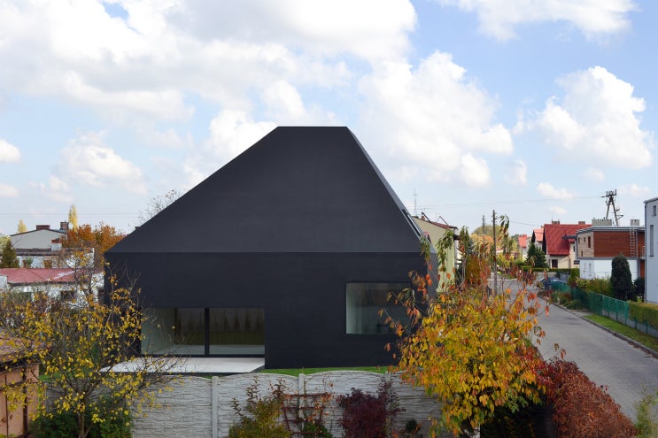 비대칭 모임지붕 용마루 아트리움 블랙하우스 화이트 모던 홈 건축