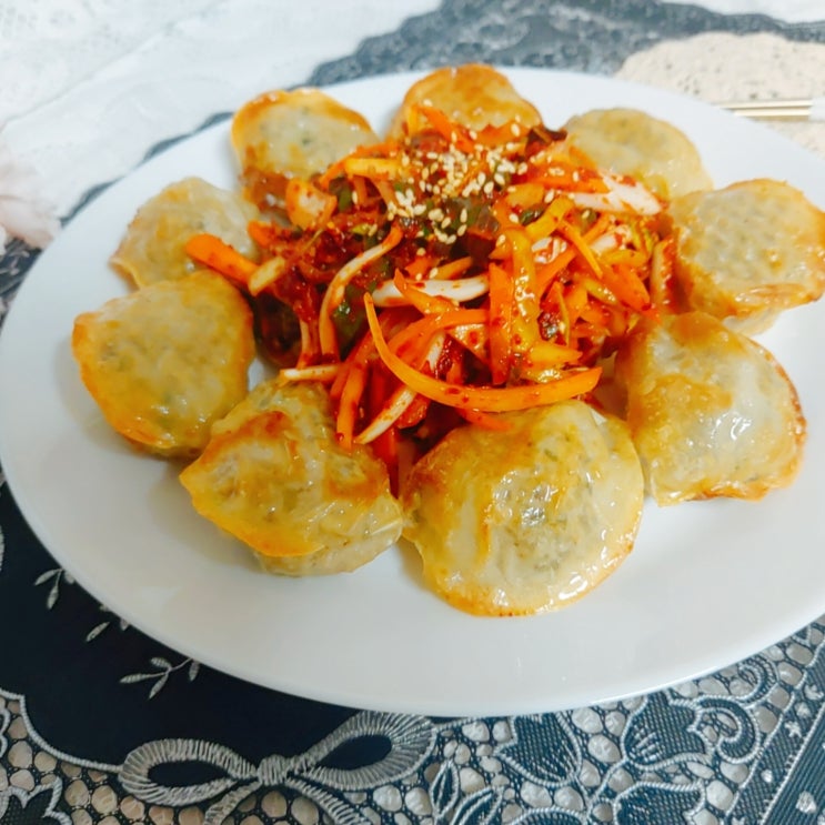  비빔만두 양념장 만들기 신선한 야채와 소스 넣은 냉동 군만두 요리