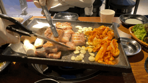  연남동 데이트 : 홍대 삼겹살 연남 흑돼지에서 고기 먹고 벚꽃 구경