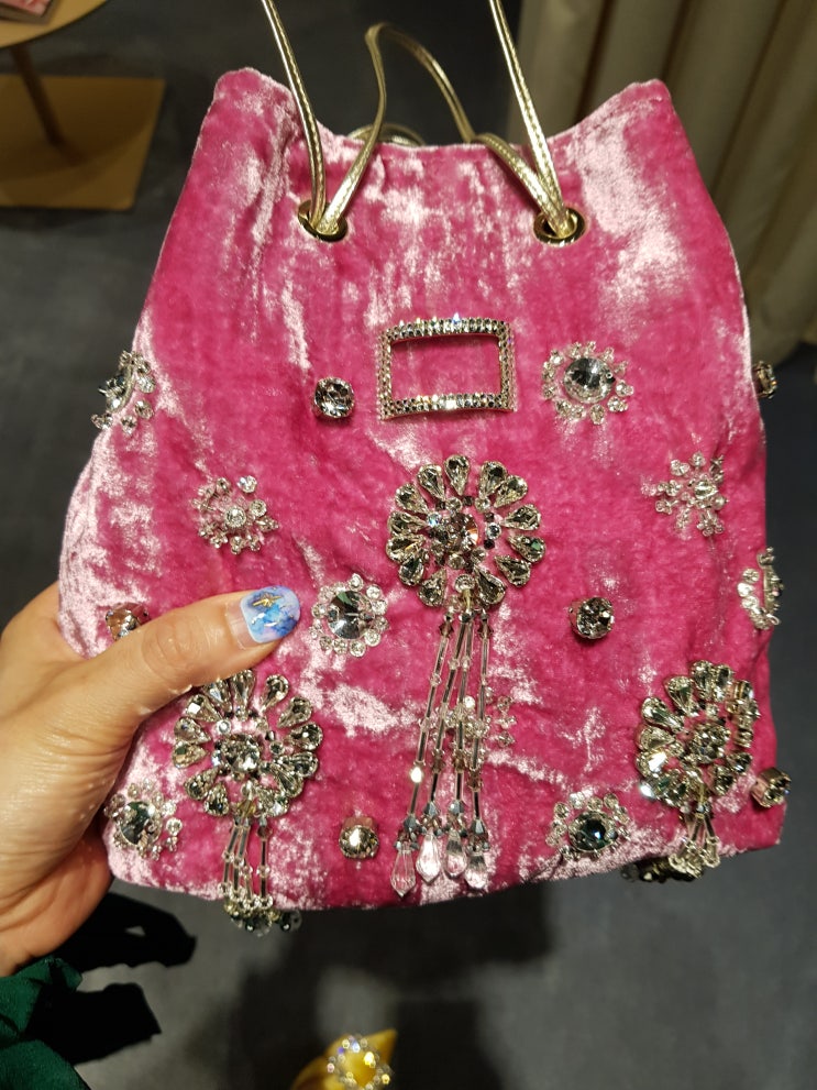  로저 비비에(Roger vivier)는 지금의 크리스찬디올신발 있게 만들었다. [고을의 명품스토리]