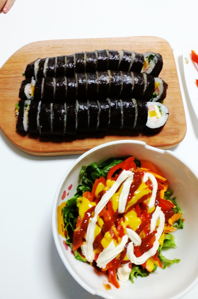  맛있는 김밥과 샐러드 맛있네 코로나 일상생활