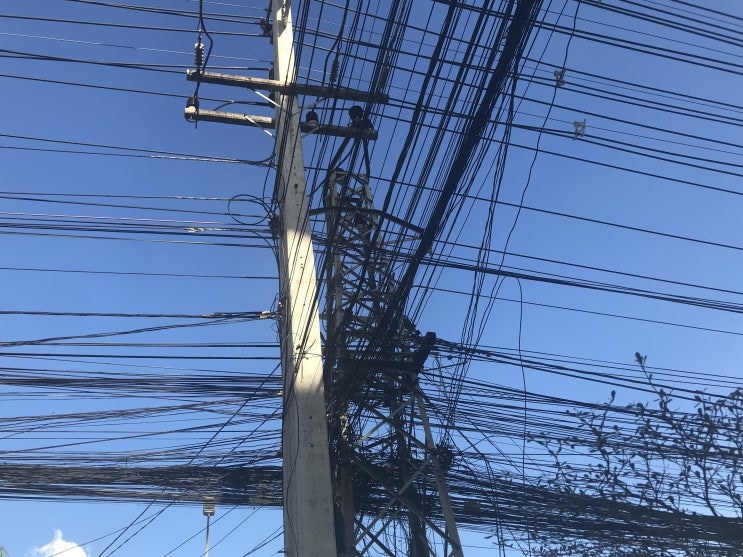  라오스, 과거를 추억하게 하는 전봇대, 스티커