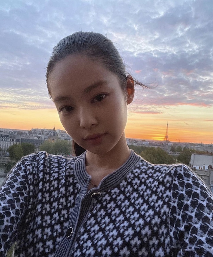  제니 샤넬 캐시미어가디건,케이스티파이 Clouds case/jennie's fashion