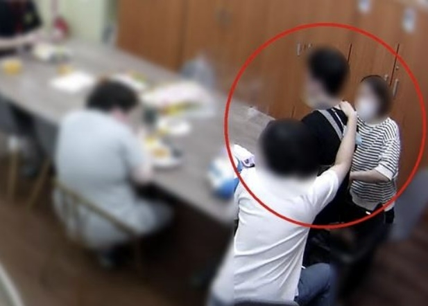20대 장애인에 억지로 밥 먹여 질식사, 복지사 등 구속영장 20대 장애인에 억지로 밥 먹여 질식사, 복지사 등 구속영장