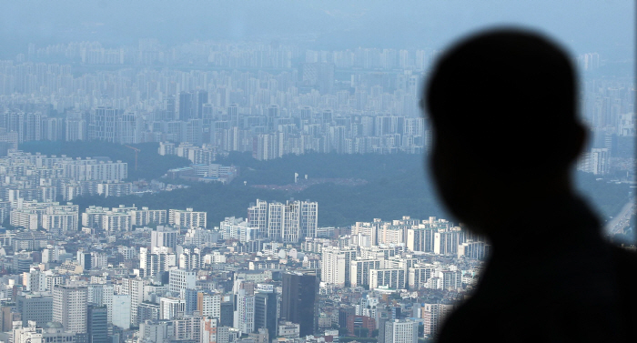 "아파트 팔 수도 없는데" 27만가구 날벼락…집값 폭등에 주택연금 못받는다 "아파트 팔 수도 없는데" 27만가구 날벼락…집값 폭등에 주택연금 못받는다