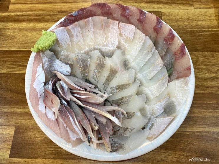  대구 성서산업단지 맛집 죽변항회물회에서 신선한 모듬회 :)