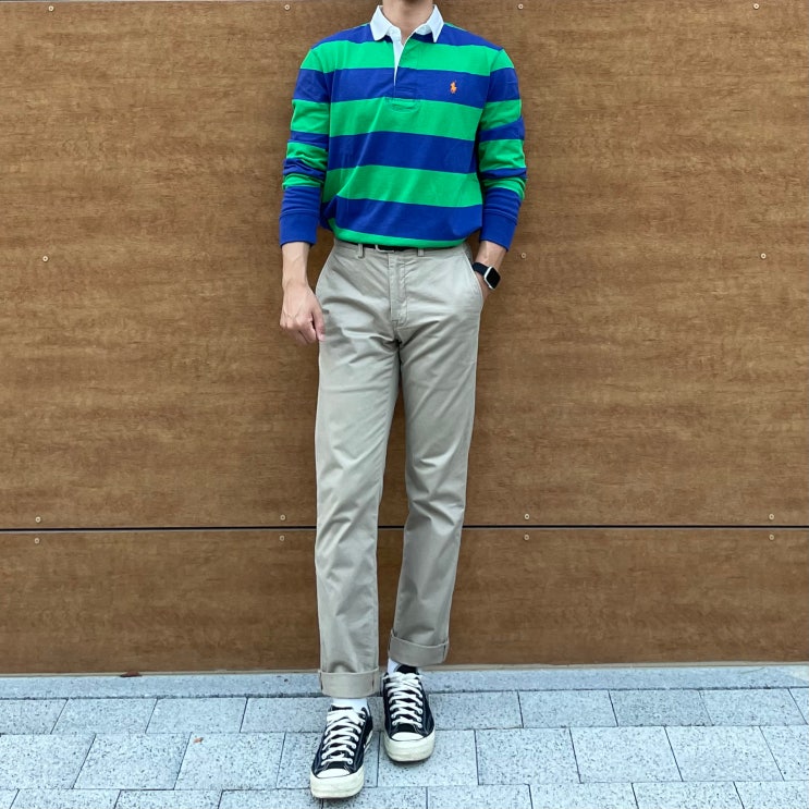  폴로 럭비 티셔츠 데일리룩 (폴로 아이코닉 럭비 티셔츠 그린, 폴로 워시드 스트레치 치노 팬츠, 컨버스 척 70)