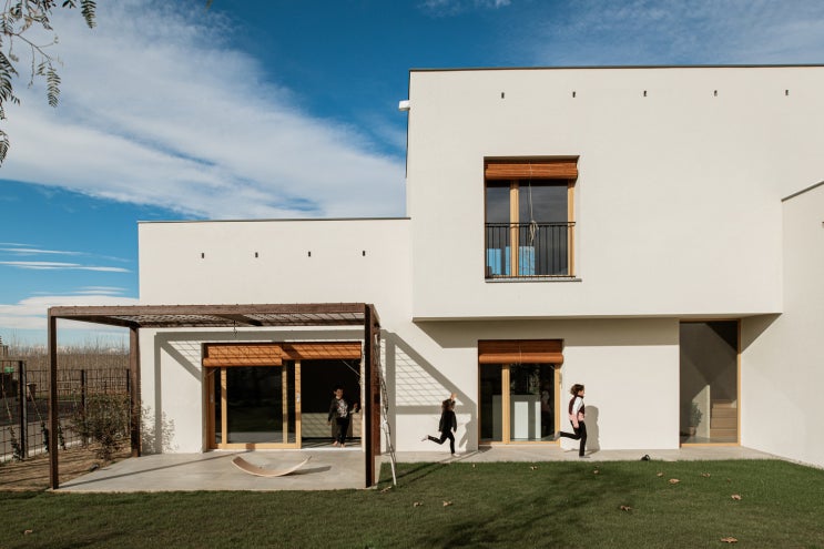 [주거 단독주택 / 4개의 볼륨이 연결된 깔끔한집! 스페인의 Canyes 하우스 건축 리뷰] Canyes House/ undos arquitectura cooperativa