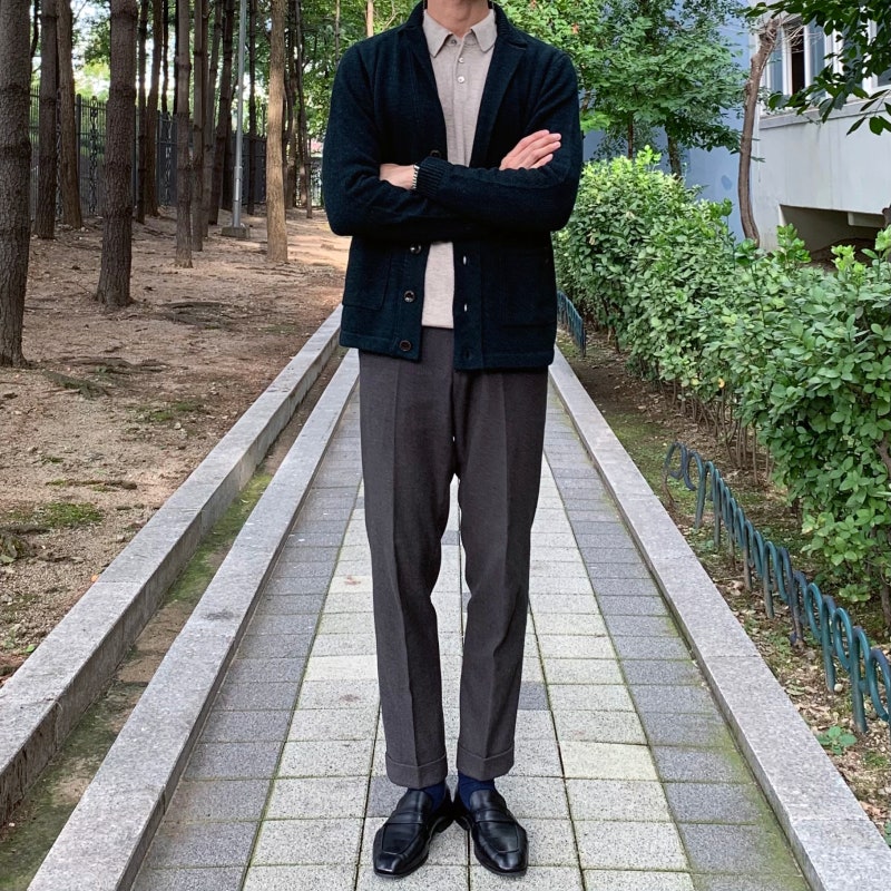 다니엘 크레뮤 니트 자켓과 카라 니트로 남자 가을 코디 완성