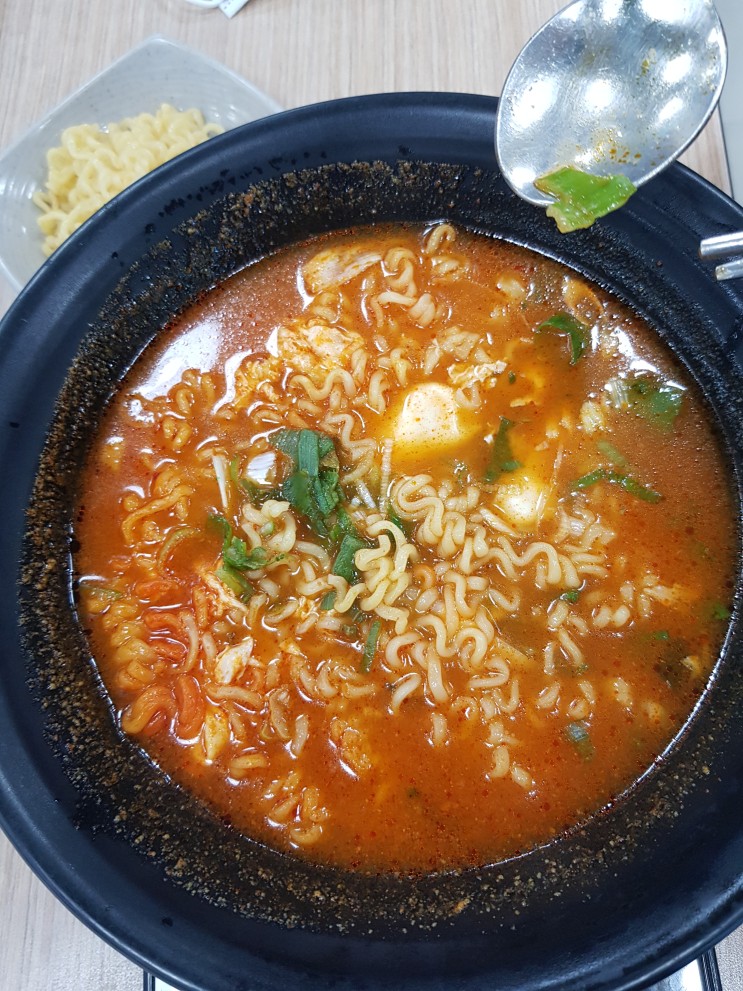 서해안 고속도로 행담도 휴게소 간식 해물 짬뽕 라면 그리고 계란 라면과 충무 김밥
