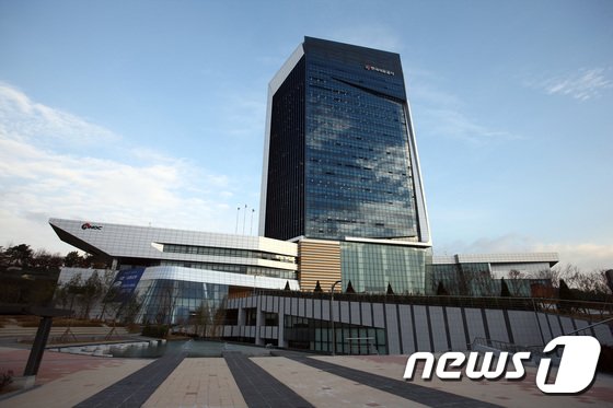 8천억원에 산 석유회사 28억에 헐값 매각한 석유공사, 억대연봉자는 20%↑ 8천억원에 산 석유회사 28억에 헐값 매각한 석유공사, 억대연봉자는 20%↑