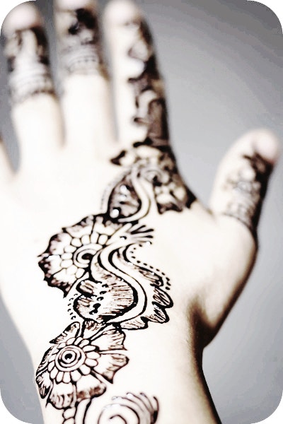 두바이에서 볼 수 있는 일회성 문신 헤나, 식물을 원료로 한 천연 문신