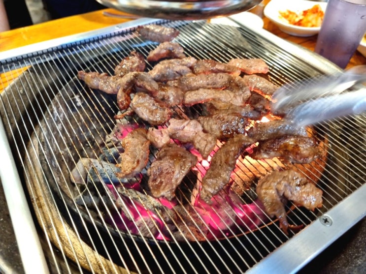  양재역에 있는 산내골 소갈비살 고기는 숯불에 구워야 맛있죠.(내돈내산)