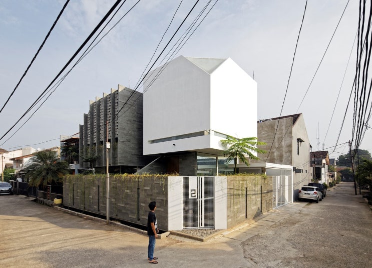 [주거 단독주택 / 이색적인 벽면과 하얀매스가 조화를 이루는 집! 인도네시아의 LAID 하우스 건축 리뷰] LAID House / DELUTION