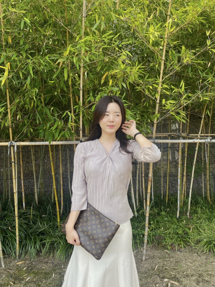  루이비통 에튀 보야주 클러치 2년동안 들었어요.