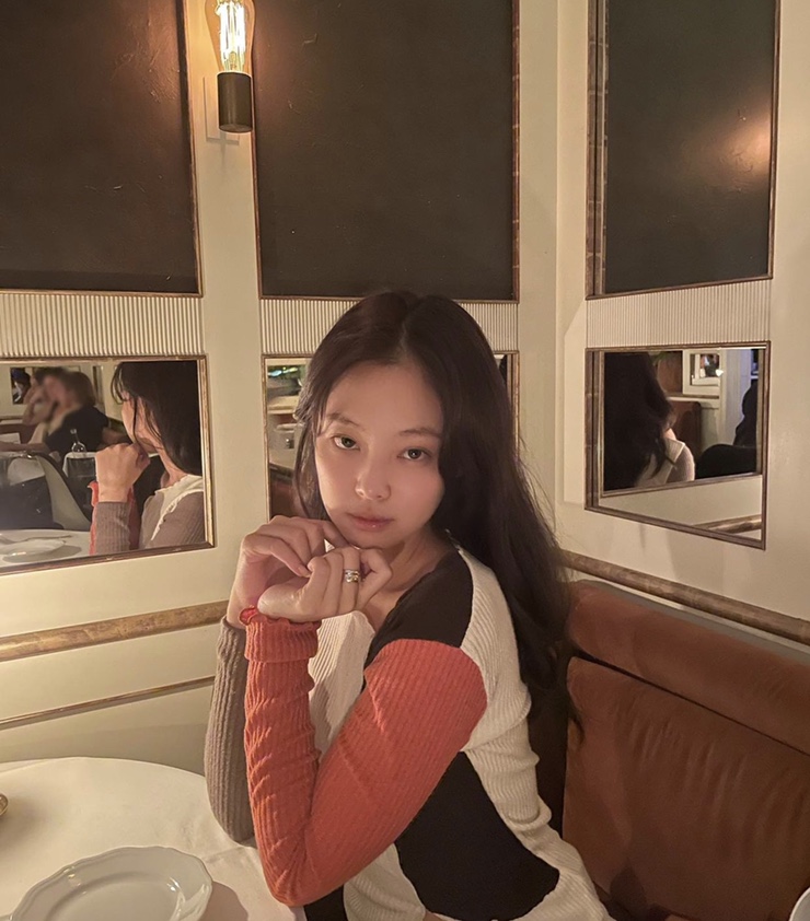  제니 tuming 니트 상의(투밍), jennie in Paris