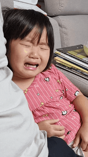  떼 쓰다가 잠들어버린 4살 아이