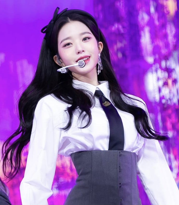  슈스길 걷고있는 장원영