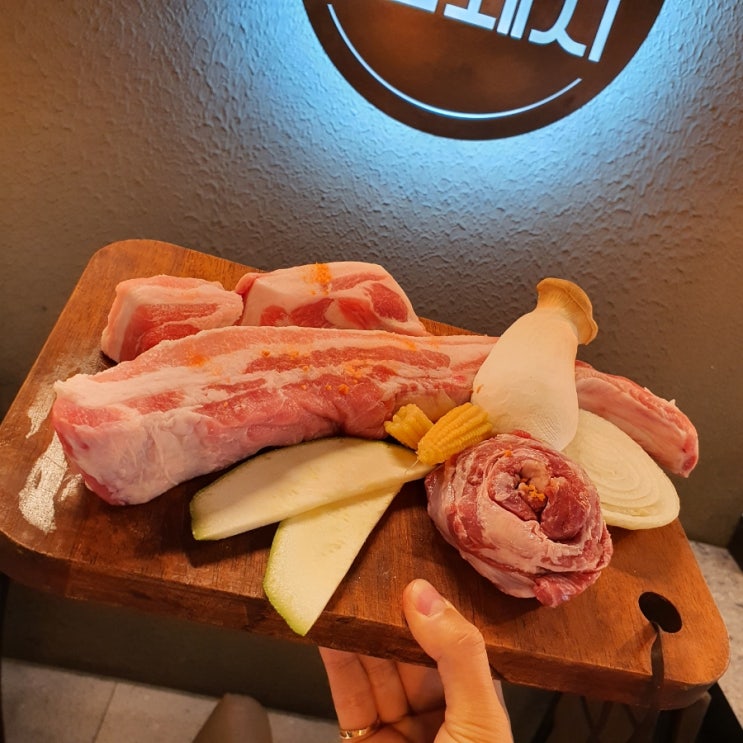  [ 종각역 맛집 ] 종각역 회식 프리미엄 뼈삼겹살 철로만든돼지:))
