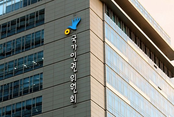 남성은 65세·여성은 50세… 사륜 오토바이 연령 기준 차별 남성은 65세·여성은 50세… 사륜 오토바이 연령 기준 차별