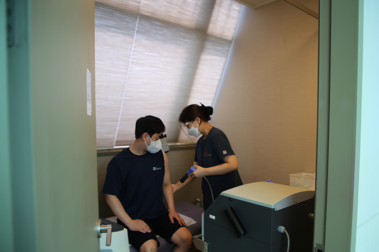  일산물리치료 어깨 통증은 오십견을 의심해보자