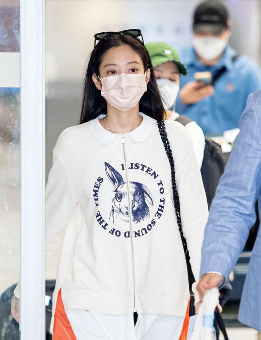  제니 공항패션 : 토끼 집업,니히 스크런치,샤넬&코스가방,popme마스크