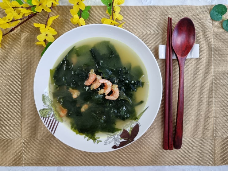  고기 없이 건새우 미역국 맛있게 끓이는 방법 뽀얗고 고소한 국간 레시피