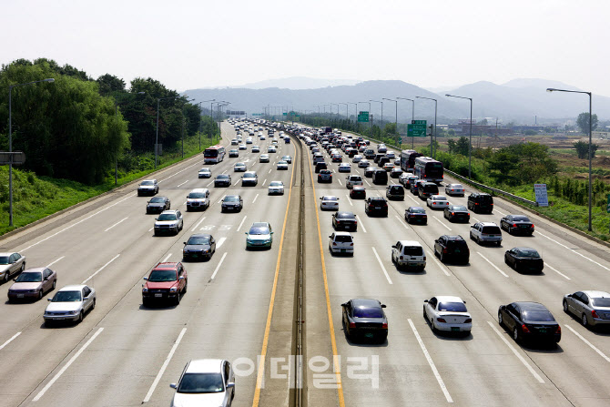 갓길 정차된 BMW 치고 달아난 화물차…항소심서 무죄 받은 이유 갓길 정차된 BMW 치고 달아난 화물차…항소심서 무죄 받은 이유