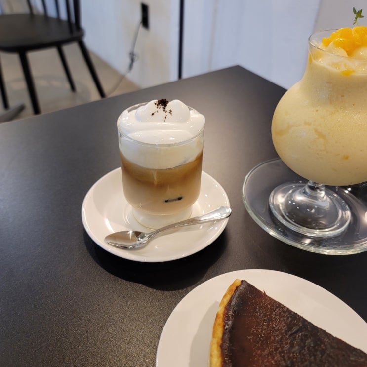 [수원 매탄동 카페] 아인슈패너 망고요거트스무디 바스크치즈케이크가 맛있는 노랑 카페 '어펙트 커피' 방문 후기
