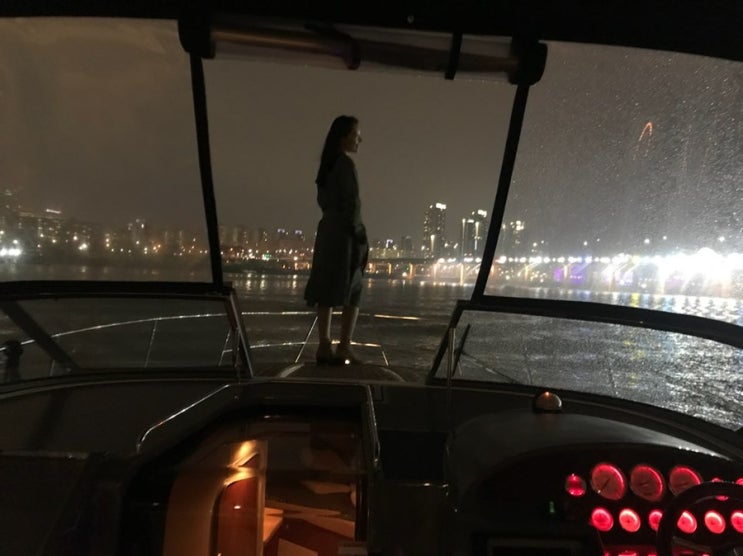  <영화사시월 S의 선상에서의 저녁 >