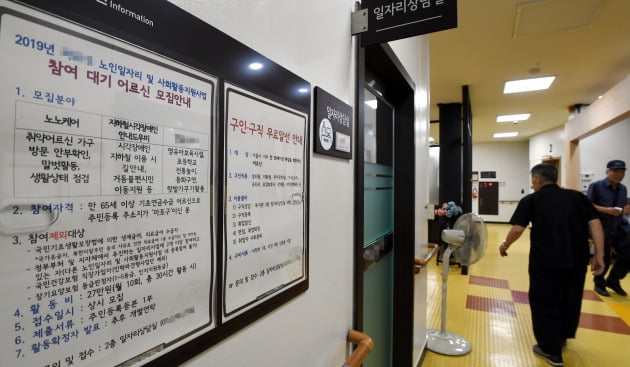 韓 복지, 노인•아동만 우대...'돈 대는사람' 홀대하면 "지속 어렵다" 韓 복지, 노인•아동만 우대...'돈 대는사람' 홀대하면 "지속 어렵다"