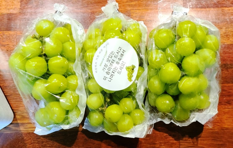 한 번 먹으면 반해버리는 김천 상주 고당도 샤인머스켓~ 산지 직배송으로 받는 싱싱하고 달콤한 지금이 제철인 우리 가족 건강 간식 샤인머스켓 한 번 먹으면 반해버리는 김천 상주 고당도 샤인머스켓~ 산지 직배송으로 받는 싱싱하고 달콤한 지금이 제철인 우리 가족 건강 간식 샤인머스켓