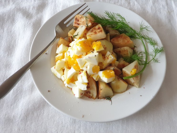 따뜻한 삶은 계란 & 구운 감자 샐러드