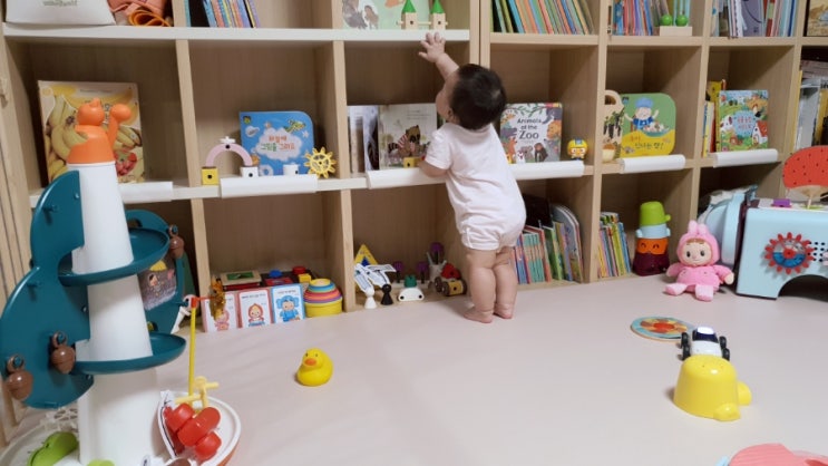 책육아 거실 책장 배치로 아기가 스스로 책을 꺼내봐요.