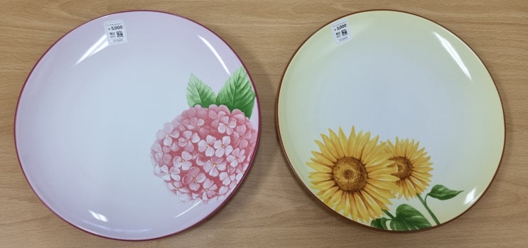  예쁜 접시 추천, 꽃그림 접시 다이소 수국 해바라기 접시 5천원 입니다.