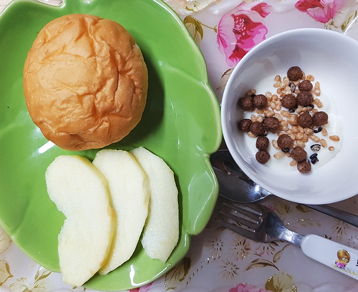 27개월 아기 간단 아침식사 - 모닝빵+사과+그릭요거트+시리얼