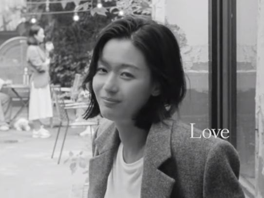  가을, 지오다노 광고- 전지현이 입은 블레이저 재킷과 와이드 팬츠