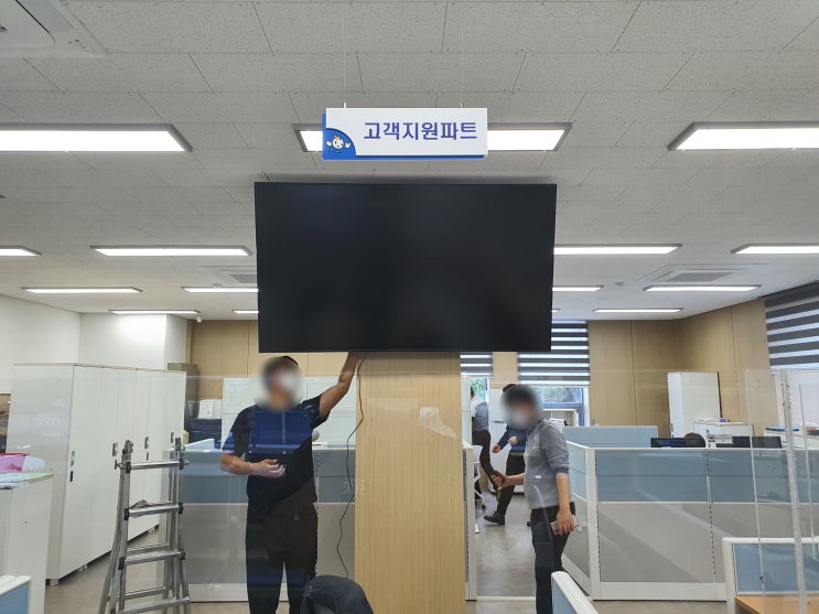  60인치대 천정형 모니터 TV 티비 브라켓으로 홍보용 사이니지